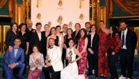 La troupe de "Le procès d'une vie" pose avec le Molière du Théâtre privé, aux Folies Bergères le 4 mai 2026 à Paris 