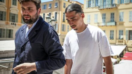 Le streamer français Safine Hamadi (d.), connu sous le nom de Safine, arrive avec son avocat Michel Tom au tribunal de Nice, dans les Alpes-Maritimes, pour l'ouverture de son procès, le 6 juillet 2026
