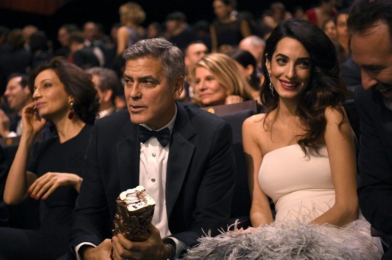 Au centre de l'image, George Clooney et son épouse Amal Alamuddin Clooney lors de la cérémonie des César, à Paris, le 24 février 2017