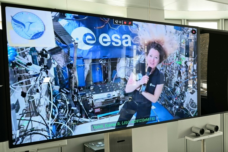 Un échange vidéo entre l'astronaute Sophie Adenot à bord de la Station spatiale internationale (ISS) et des journalistes, le 2 septembre 2026, à Paris