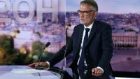 Olivier Faure, premier secrétaire du Parti socialiste (PS), patiente avant une interview lors du journal télévisé de TF1, où il doit annoncer sa candidature à la primaire de la gauche, à Boulogne-Billancourt, près de Paris, le 30 août 2024