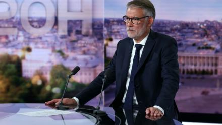 Olivier Faure, premier secrétaire du Parti socialiste (PS), patiente avant une interview lors du journal télévisé de TF1, où il doit annoncer sa candidature à la primaire de la gauche, à Boulogne-Billancourt, près de Paris, le 30 août 2024