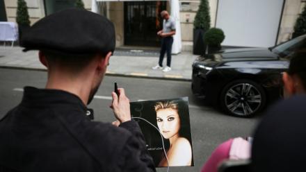 Un fan de Céline Dion, à Paris le 3 septembre 2026