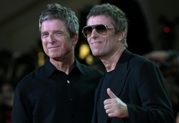 Les frères britanniques Liam Gallagher et Noel Gallagher (g) assistent à la montée des marches pour la projection du film "Oasis: Don't Look Back in Anger", présenté hors compétition lors de la 83e Mostra de Venise, le 5 septembre 2026