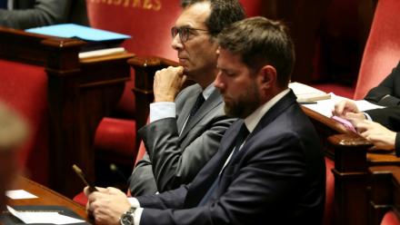 Le ministre du Travail, Jean-Pierre Farandou (g), et le ministre du Logement, Vincent Jeanbrun, à l'Assemblée nationale, le 14 octobre 2025 à Paris
