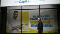 Un passant devant les bureaux d'une Administratrice de fonds de pension (AFP), à Santiago du Chili le 26 octobre 2026