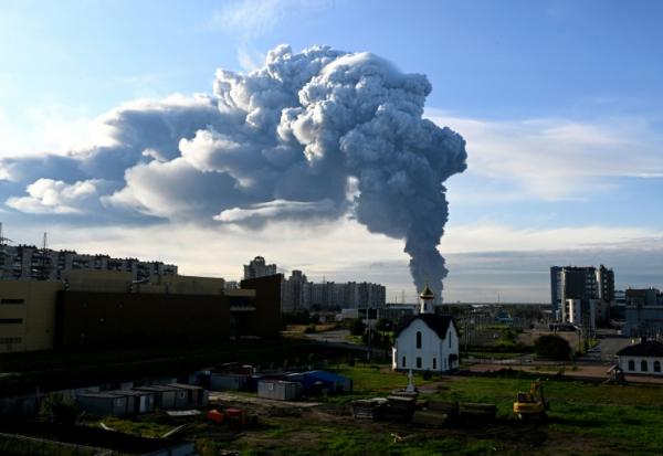 De la fumée s'élève au-dessus de batiments résidentiels depuis un entrepot de Wildberries près de Saint-Pétersbourg en Russie frappé par des drones ukrainiens le 24 juillet 2026