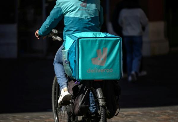 Un livreur Deliveroo à vélo dans une rue de Toulouse, le 18 mars 2025