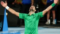 Le Serbe Novak Djokovic exulte après sa victoire face à l'Italien Jannik Sinner en demi-finale de l'Open d'Australie, le 30 janvier 2026 à Melbourne