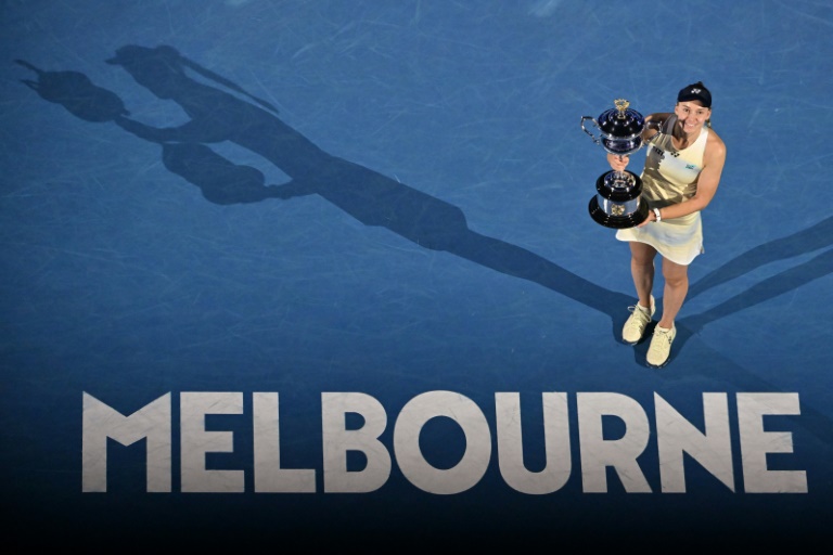 Elena Rybakina présente son trophée après sa victoire en finale de l'Open d'Australie, le 31 janvier 2026 à Melbourne