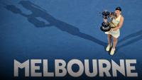 Elena Rybakina présente son trophée après sa victoire en finale de l'Open d'Australie, le 31 janvier 2026 à Melbourne