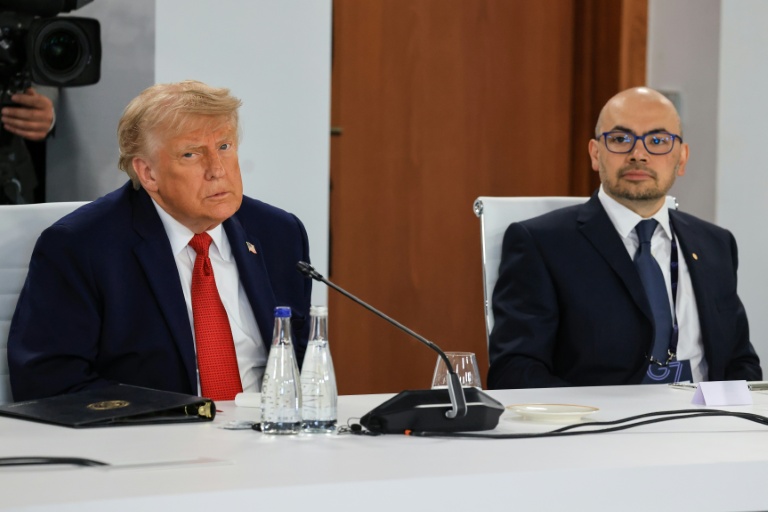 Le président américain Donald Trump, à gauche, et le patron de Google DeepMind, Demis Hassabis, à droite, au G7 à Evian en Haute-Savoie le 17 juin 2026