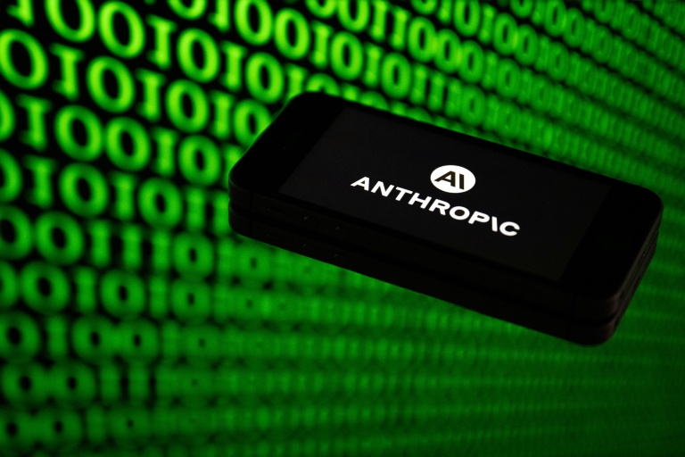 Anthropic vise désormais une introduction en Bourse dès novembre, tandis qu'OpenAI, valorisé 852 milliards de dollars en mars, n'a pas fixé de date