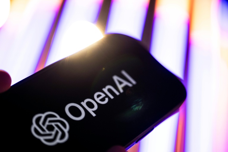 Le logo d’OpenAI est visible lors de la conférence 