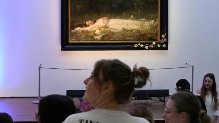 Des fans de Taylor Swift au musée de Wiesbaden (ouest de l'Allemagne) devant le tableau de Heyser représentant Ophélie, le 2 novembre 2025