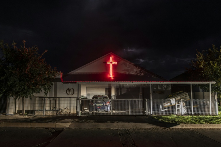 Une croix de lumière rouge orne la façade de la maison d'habitants de l'enclave afrikaner d'Orania en Afrique du Sud, le 28 janvier 2026.