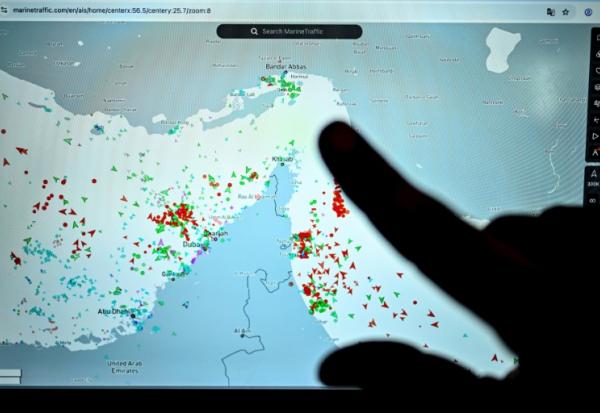 Une personne montre du doigt l'emplacement du détroit d'Ormuz sur le site Marinetraffic, le 4 mars 2026 à Paris