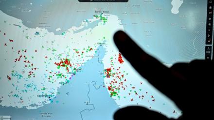 Une personne montre du doigt l'emplacement du détroit d'Ormuz sur le site Marinetraffic, le 4 mars 2026 à Paris