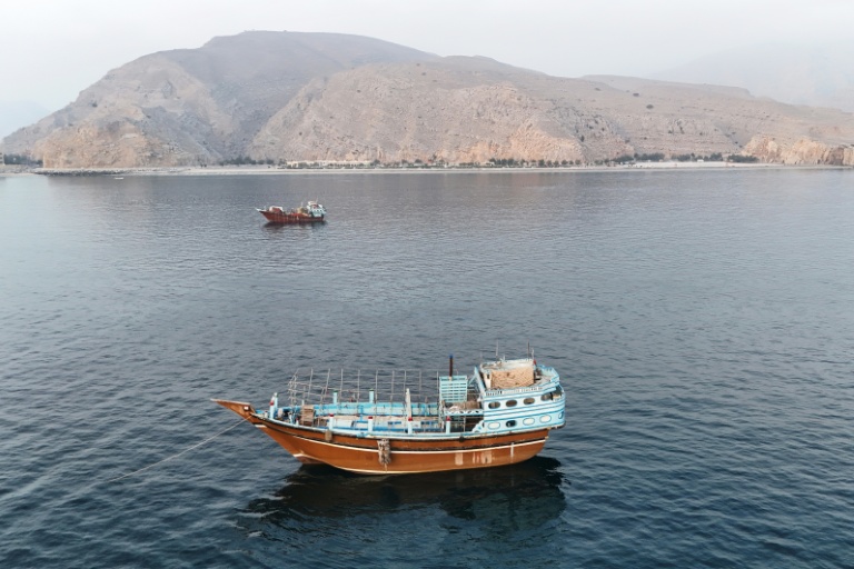 Des bateaux au mouillage au large de la péninsulede Musandam, près du détroit d'Ormuz, le 27 juin 2026 à Oman