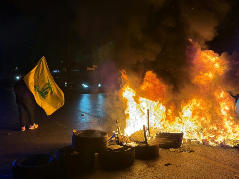 Des partisans du Hezbollah pro-iranien bloquent une route menant à l'aéroport de Beyrouth, pour protester contre l'accord entre Israël et le Liban, le 27 juin 2026 au Liban