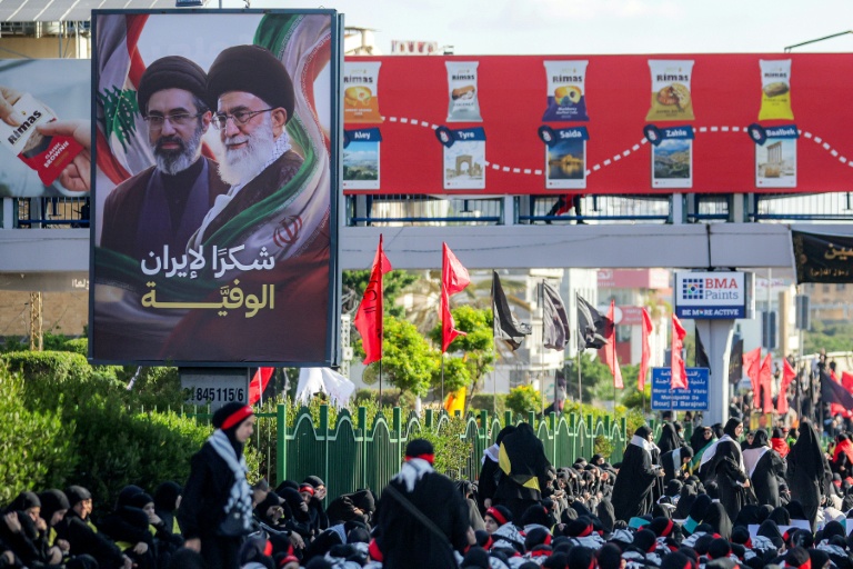 Un portrait de l'actuel guide suprême iranien Mojtaba Khameneï, et de feu l'ayatollah Ali Khamenei, pendant une procession chiite à Beyrouth, le 26 juin 2026 au Liban
