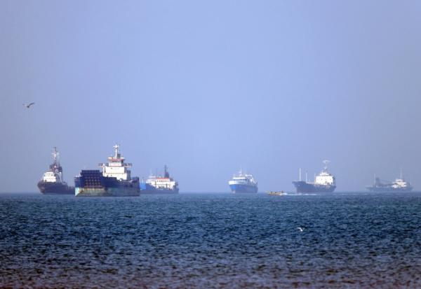 Photo fournie par l'agence iranienne Isna le 4 mai 2026, montrant des bateaux coinvés dans le détroit d'Ormuz au large de Bandar Abbas, dans le sud de l'Iran