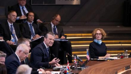 Le secrétaire américain à la Défense, Pete Hegseth, prend la parole lors d'une réunion des ministres de la Défense de l'Otan au siège de l'organisation, à Bruxelles, le 18 juin 2026