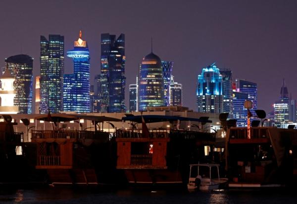 Des gratte-ciel illuminés le long de la promenade de la Corniche à Doha, le 29 juin 2026