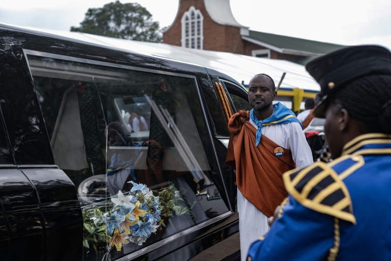 Des personnes en deuil accompagnent la dépouille du défunt roi ougandais Oyo Nyimba Kabamba Iguru Rukidi IV lorsqu’elle est conduite à l’église à Fort Portal, en Ouganda, le 12 septembre 2026