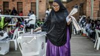 Une électrice vote lors de l'élection présidentielle à Kampala, le 15 janvier 2026 en Ouganda
