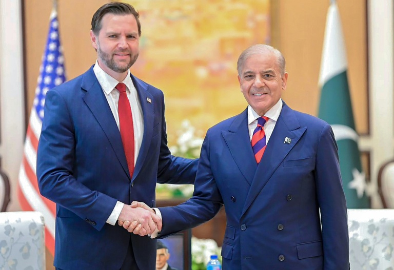Photographie prise et diffusée par les services du Premier ministre pakistanais le 11 avril 2026 montrant le vice-président américain JD Vance (G) et le Premier ministre pakistanais Shehbaz Sharif lors d'un entretien avant les négociations irano-américaines, à Islamabad 