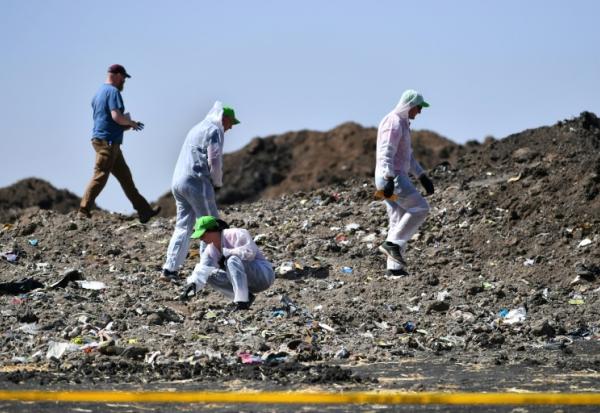 Des experts médico-légaux sur le site du crash de l'avion Boeing 737 MAX de la compagnie Ethiopian Airlines , dans le village de Hama Quntushele, près de Bishoftu, dans la région d'Oromia, le 15 mars 2019 en Ethiopie
