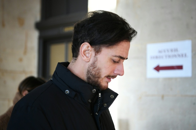 Le chanteur marocain Saad Lamjarred arrive au tribunal de Paris, le 21 février 2023, pour  son procès, où il est accusé de viol sur une jeune femme en 2016