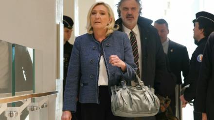 Marine Le Pen (g), présidente du groupe parlementaire du Rassemblement National (RN), arrive avec son avocat Rodolphe Bosselut au tribunal de Paris pour le verdict de son procès pour détournement présumé de fonds publics, le 31 mars 2025 à Paris