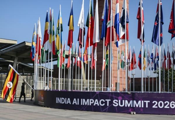 Installation des drapeaux des pays participants à la veille du "Sommet indien sur l'impact de l'IA" au Bharat Mandapam de New Delhi, le 15 février 2026 en Inde
