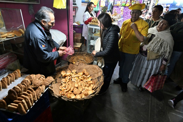 Des personnes font la queue pour acheter du pain le 31 juillet 2025 à La Paz, en Bolivie