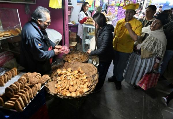 Des personnes font la queue pour acheter du pain le 31 juillet 2025 à La Paz, en Bolivie