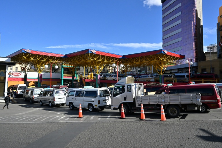 Des véhicules font la queue pour faire le plein dans une station-service à La Paz, en Bolivie, le 31 juillet 2025