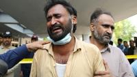 Un père pleure après la mort de son enfant à la suite d'un incendie devant le service de santé maternelle et infantile de l'hôpital PIMS, à Islamabad, le 26 août 2026. L'incendie a coûté la vie à 14 nourrissons.