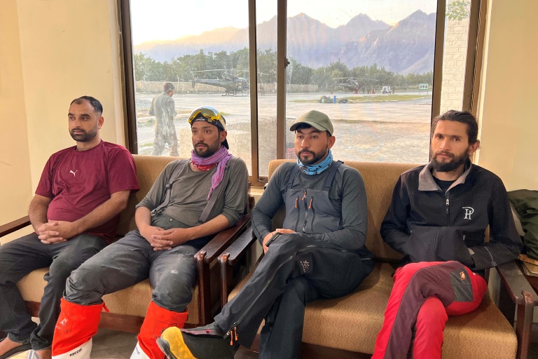 Photographie distribuée par le Club alpin du Pakistan et prise le 31 juillet 2026 montre des sauveteurs alpinistes avant leur départ de la base aérienne de Skardu, dans le nord du Pakistan, pour une mission de recherche du grimpeur népalais Nirmal Purja porté disparu avec de neuf autres alpinistes après une avalanche
