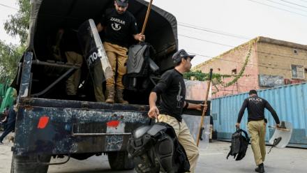 Des policiers arrivent pour être déployés dans le cadre des manifestations en cours du parti d’opposition Pakistan Tehreek-e-Insaf (PTI), qui réclame la libération de l’ancien Premier ministre Imran Khan, emprisonné, à Peshawar, le 11 octobre 2026