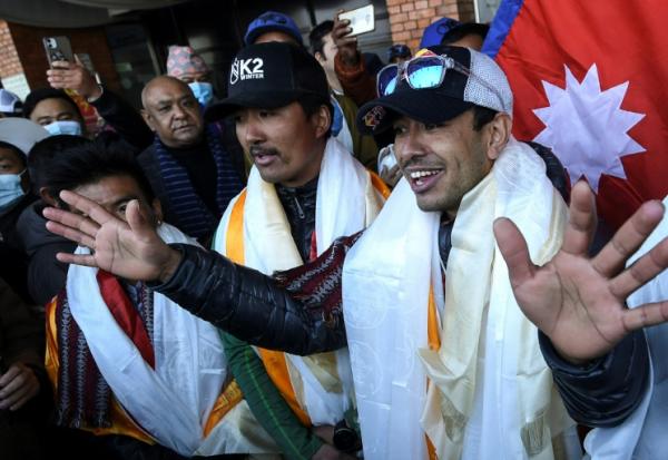L'alpiniste népalais Nirmal Purja (à droite) à Katmandou, le 26 janvier 2021, après être devenu le premier à réussir l'ascension hivernale du K2, au Pakistan