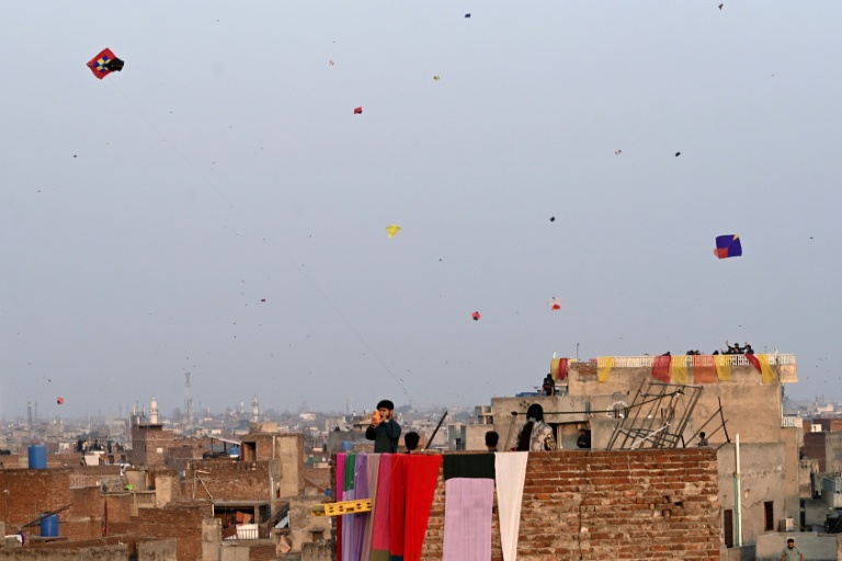 Des cerfs-volants dans le ciel de Lahore, au Pakistan, pour le festival de Basant, le 6 février 2026
