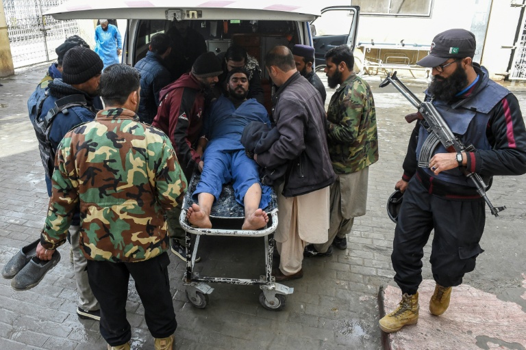 Des membres des forces de sécurité pakistanaises acheminent un blessé vers un hôpital après des attaques imputées à des séparatistes, le 31 janvier 2026 à Quetta, dans la province pakistanaise du Baloutchistan 