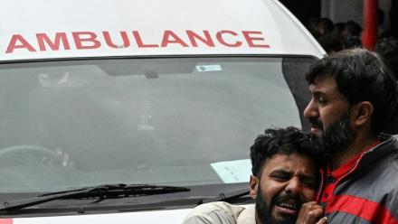 Des Pakistanais pleurent la mort de leurs proches après un attentat-suicide dans une mosquée chiite d'Islamabad, au Pakistan, le 6 février 2026