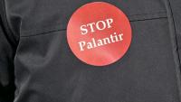 Dans une manifestation contre Palantir, accusée de surveillance de masse, le 2 mars 2026 à Fair Lawn (New Jersey), aux Etats-Unis
