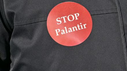 Dans une manifestation contre Palantir, accusée de surveillance de masse, le 2 mars 2026 à Fair Lawn (New Jersey), aux Etats-Unis
