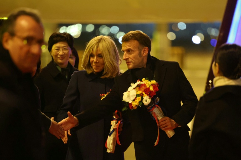 Le président français Emmanuel Macron et son épouse brigitte arrivent à Chengdu, dans la province chinoise du Sichuan, le 4 décembre 2025