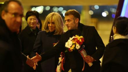 Le président français Emmanuel Macron et son épouse brigitte arrivent à Chengdu, dans la province chinoise du Sichuan, le 4 décembre 2025