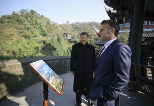 Le président français Emmanuel Macron (droite) et son homologue chinois Xi Jinping visitent le site du barrage de Dujiangyan, en Chine, le 5 décembre 2025